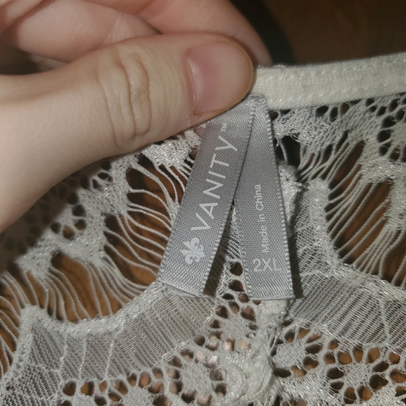 Vanity White Lace Tank - Picture 4 of 4